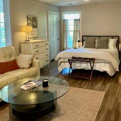 8 min to UGA NEW Lake Loft Apt near downtown Athens at UGA free wifi and coffee