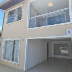 Casa duplex, 400m da praia e 13min do Beto Carrero