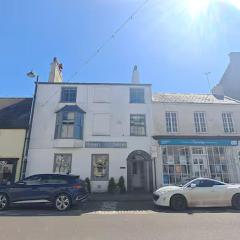 Grade 2 Listed Spacious Town House in Beaumaris - Pass the keys