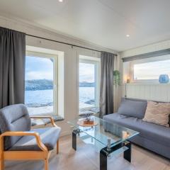Henningsvær Seaside Ground Floor Apartment