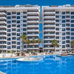 Stylish Condo with Pools Gym Sunset Bay Views