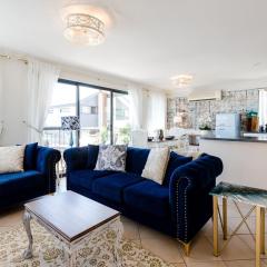 Champagne Skies - In Town Upstairs Apartment