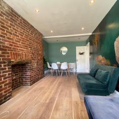 Beautiful 2 Bedroom Flat Next to Brighton Beach Sleep 6