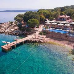 2 Bedroom Amazing Stacaravan In Glavotok