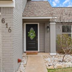 Pool, Games, King Suite 3BR Sleeps 9