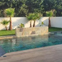 Halte Provence - 2 chambres - Piscine - Salle de bain privée - Parking gratuit