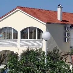 Apartment Mit Großer Terrasse Im Obergeschoss