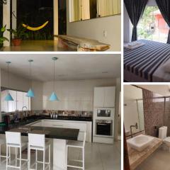 Suíte com Banheiro Privativo, Ar-Condicionado a 5 minutos da Praia!