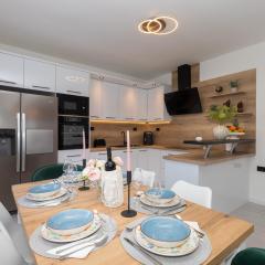 Azuris - Modern Sea View Apartment, Steps from the Center and Beach