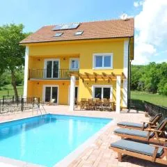 Alleinstehendes Ferienhaus Mit Swimmingpool