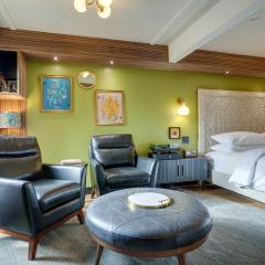 The Sun King at The Louie Boutique Motel, Walk to Everything! Dog Friendly!