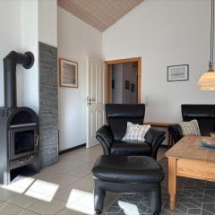 Ferienhaus mit Kaminofen in Burhave