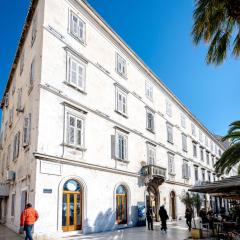 Charming apartment on Riva promenade
