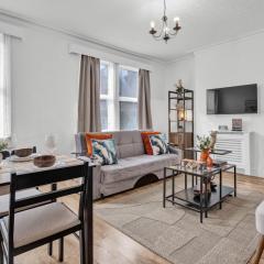 Modern 2BED Apartment Great Location, Netflix & Disney, Sleeps 6