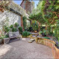 Courtyard Cottage with free onsite parking, garden, short flat walk to town