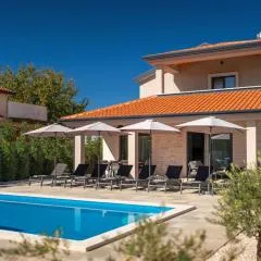 Family villa Alves with pool and grill in Porec