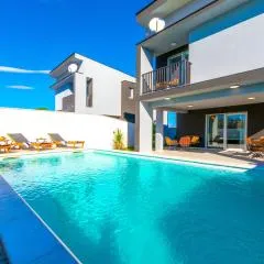 Modern Casa di Lucija with heated pool, near Airport, own parking