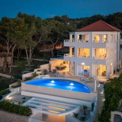 La Villa - BEACHFRONT - INFINITY POOL - NEW