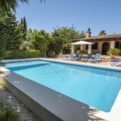 Traditional villa near Pollensa for 4 people by Renthousing