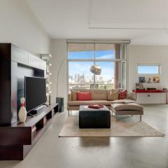 5M302 City Skyline views from this light filled