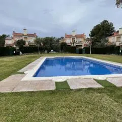 Casa adosada familiar con jardín, barbacoa y piscina en zona tranquila de Miami Playa - ES-9-162