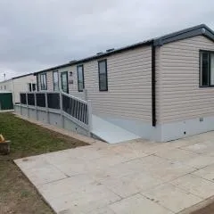 Serenity - Sunnymede, Fantasy Island, Hot Tub, Ramped Access, Parking