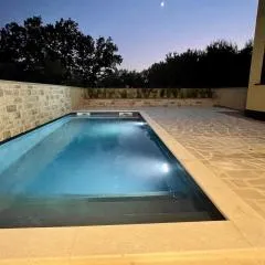 Geschmacksvolle Ferienwohnung mit Pool nur 60 m vom Strand für bis 5 Personen