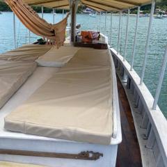 Escuna Costa Verde I para passeios durante o dia