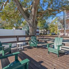 TreeHouse Lodge Walk to Beach Pet-Friendly 103