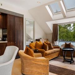 Ben Lomond 2 -Top-floor lakeshore apartment