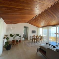 Little Peaceful Retreat - Bright Loft with a View