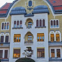 Neuhausz Residenz Ultra-Central Apartment