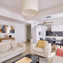 Stunning 2BR by the Port 20min Walk to the Beach