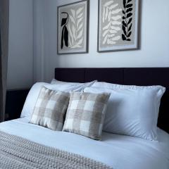 3-Bed Home, Sleeps 7- Fast Wifi & Parking - Contractor Friendly & Nearby Pubs