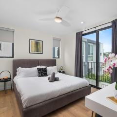 King Bed EVCharger Sleeps 8 Balcony Laundry