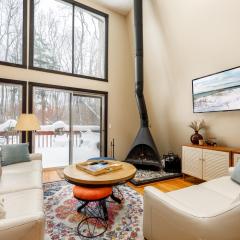 3Br 2Bath Midcentury Ski Chalet with Hot Tub & Kids' Loft