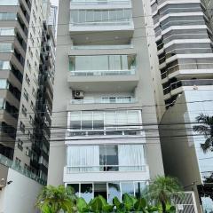 Avenida Atlântica, beira mar, pé na areia