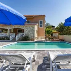 Laetitia with pool Comfortable holiday residence