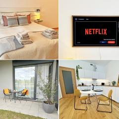 New studio, King bed, Free parking, Terrace