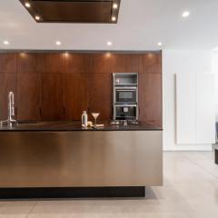 The Grand Krocínova Loft - Golden Bond Retreat