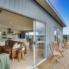 19 Carnegie Luxury - Linen Included - WiFi - Walk to beach - Town Views