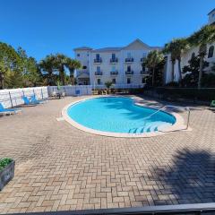 30A Luxury Suite with King Bed, Parking, Pool & Balcony