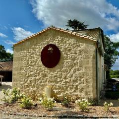 L'Eperonnette, cozy house with swimming pool, surrounded by vineyard, near St Emilion
