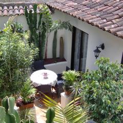 Apartment mit kleiner Innenhof-Terrasse im rustikalen Stil