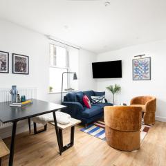 Chic-5bed-5bath-FreeParking-By FabAccommodation