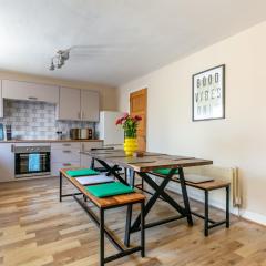 Welcome to Belfast: Your Gateway to Unforgettable Memories! Spacious 3 bedroom, Family Home.