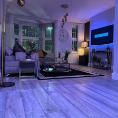 Lush Jacuzzi Apartment 2 Bedrooms with Balcony & Parking