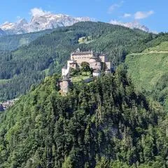 Haus Biechl mit Blick auf die Burg Hohenwerfen