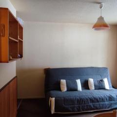 2 pièces au pied des pistes, balcon, parking gratuit, proche commerces et ESF - FR-1-557-24