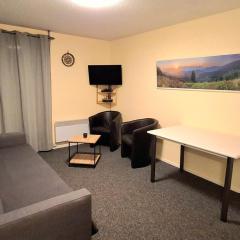 Charmant 2 pièces au pied des pistes avec balcon, proche commerces et ESF - FR-1-557-74